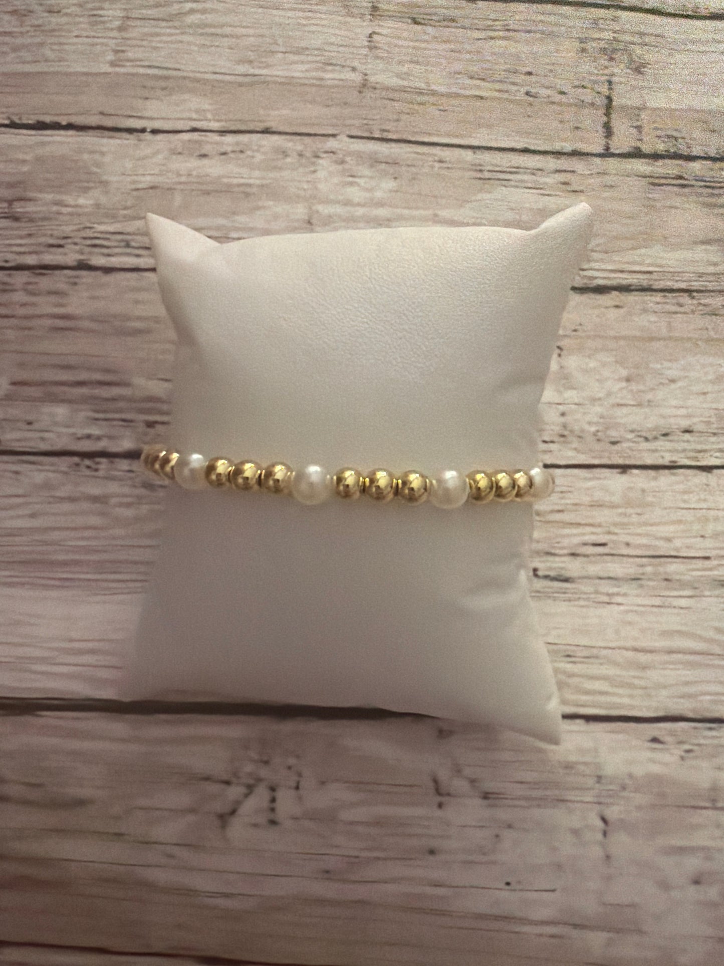 Plain gold and pearl bracelet in gold