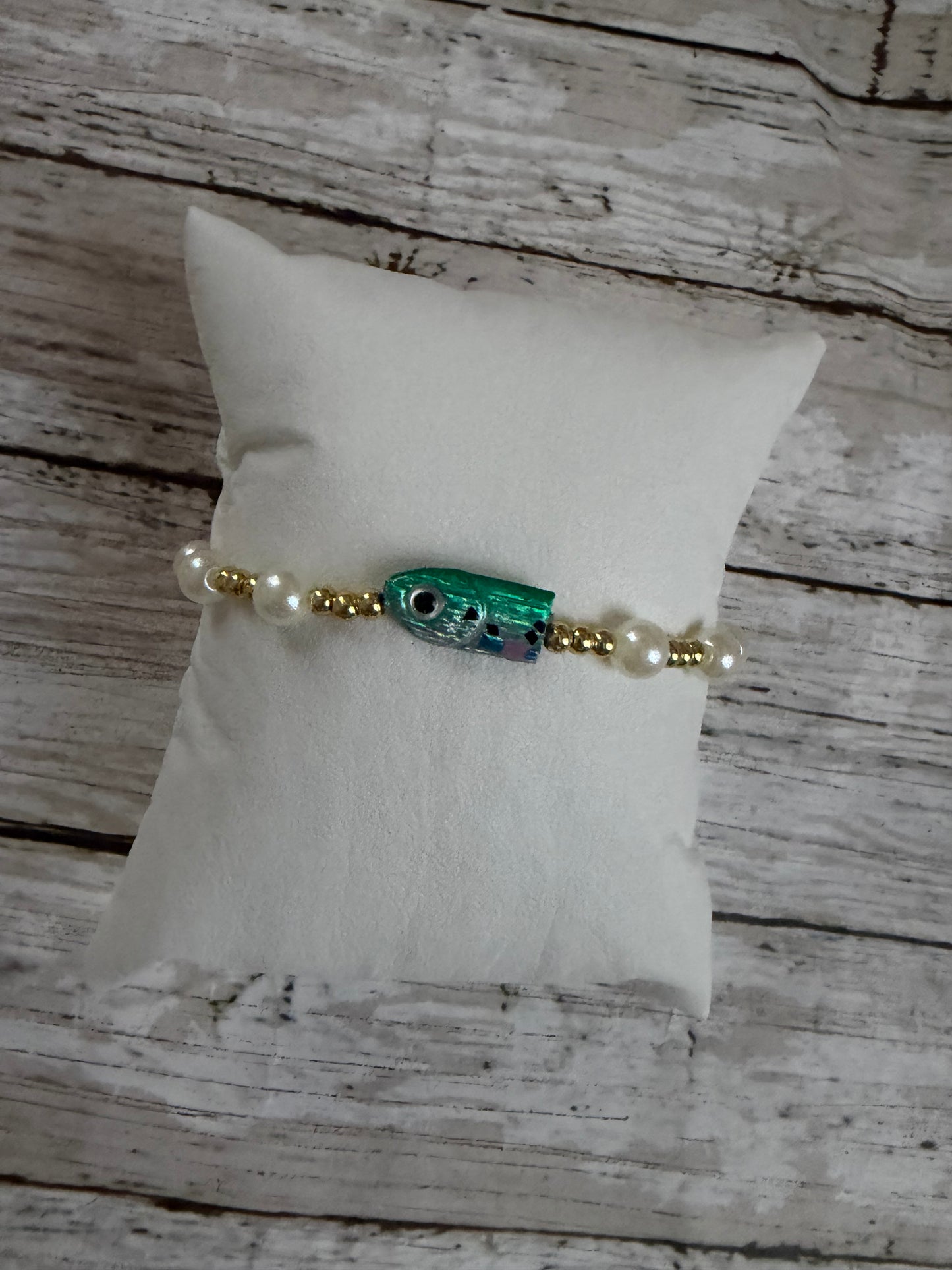 Green pink belly fish non tarnish lure bracelet in gold