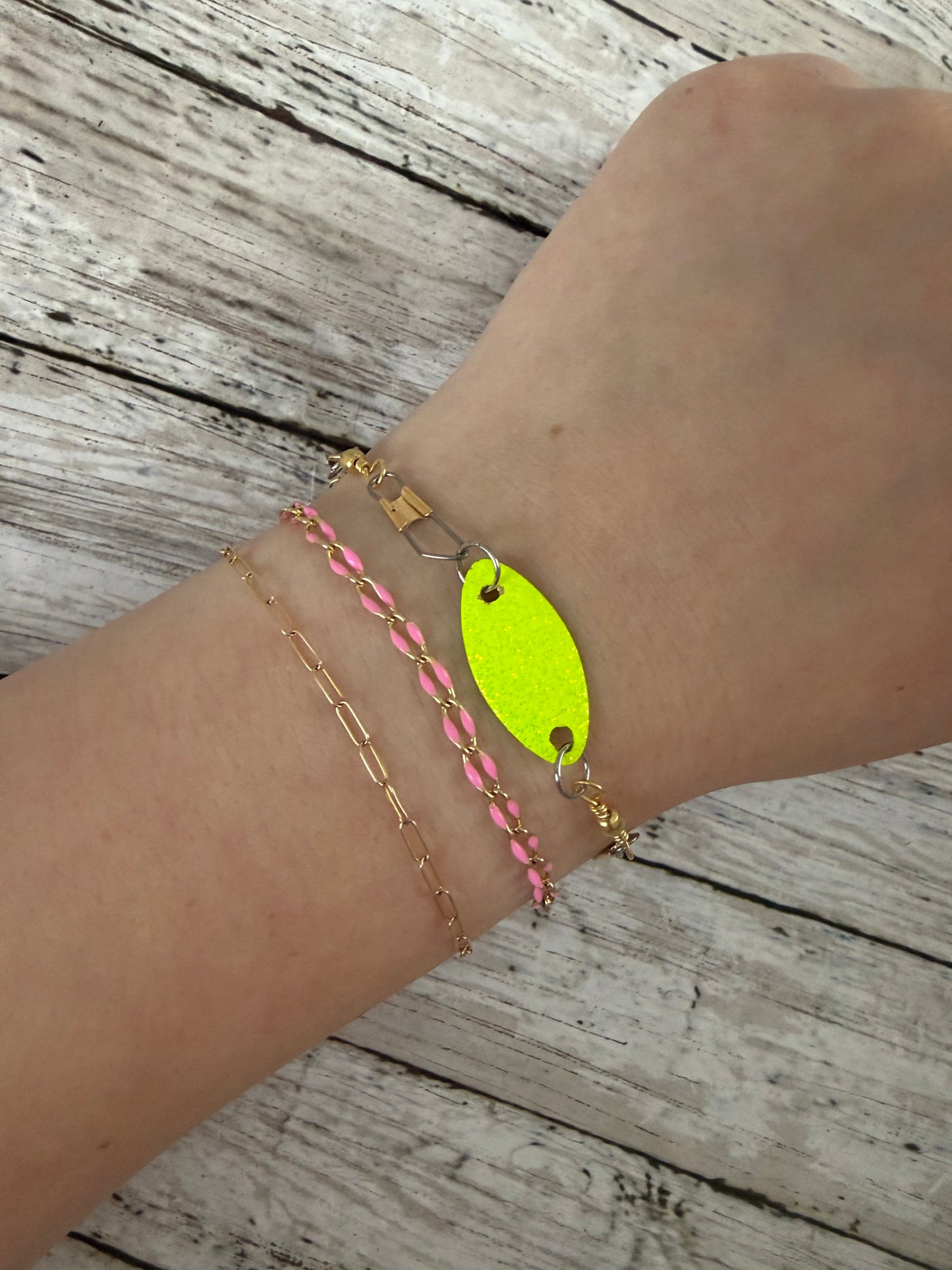 Rooster tail lure neon and gold swivel adjustable bracelet