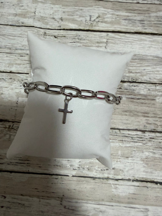 Non tarnish cross bracelet in silver