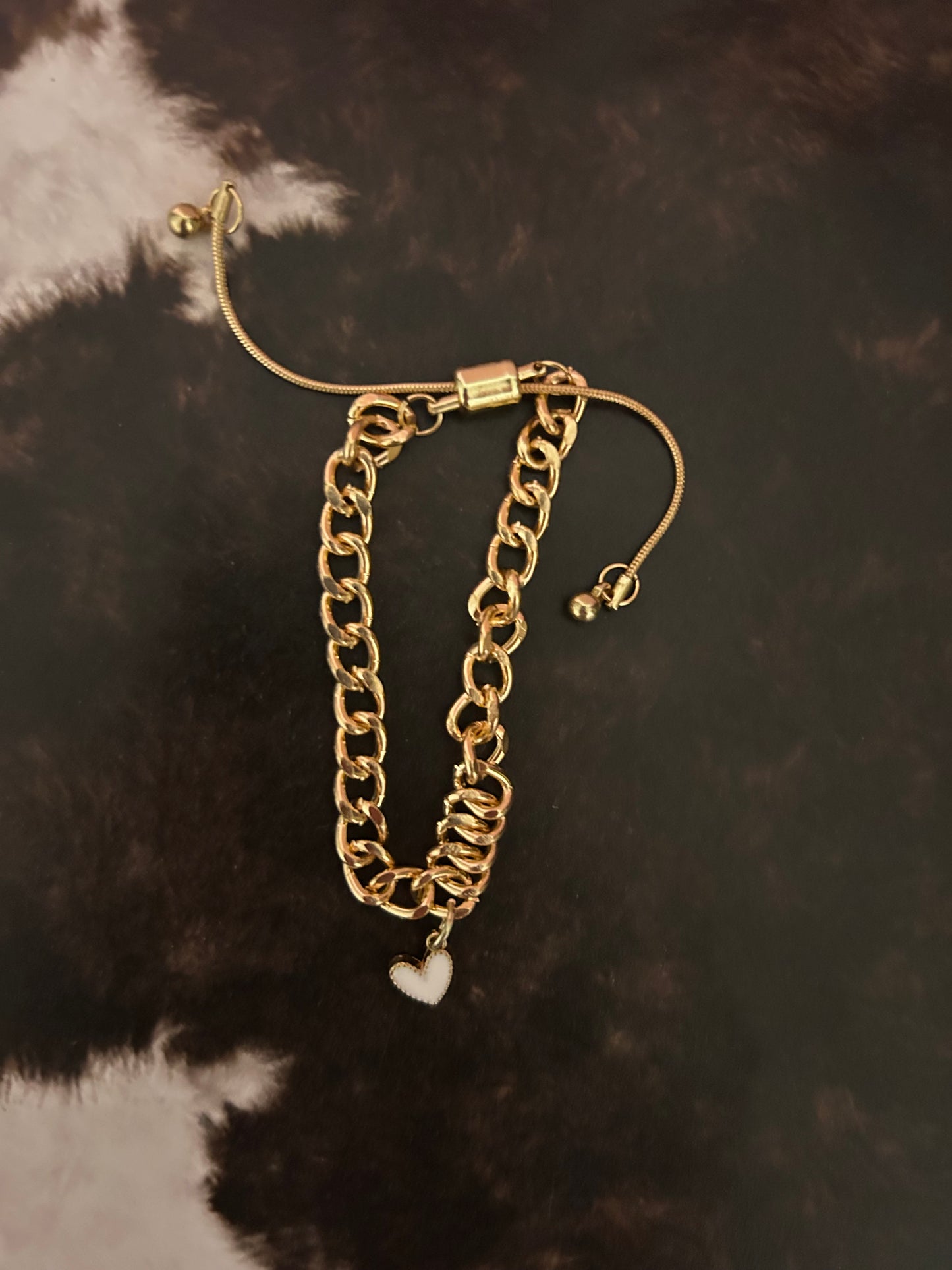 White heart bracelet in gold