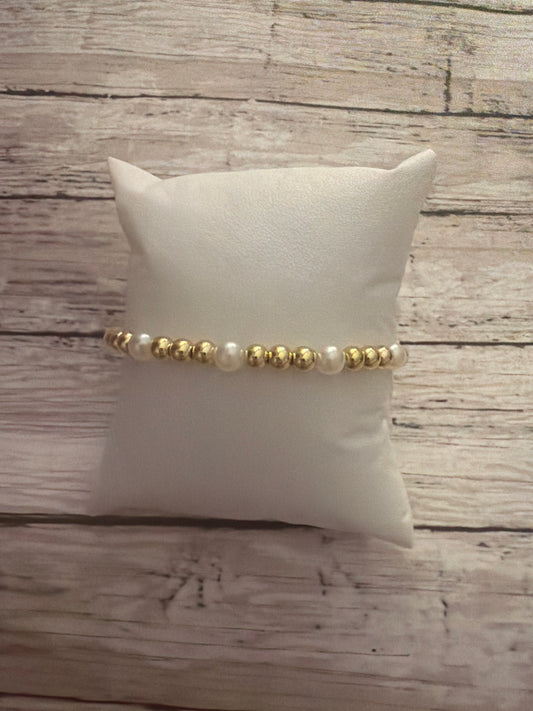 Plain gold and pearl bracelet in gold
