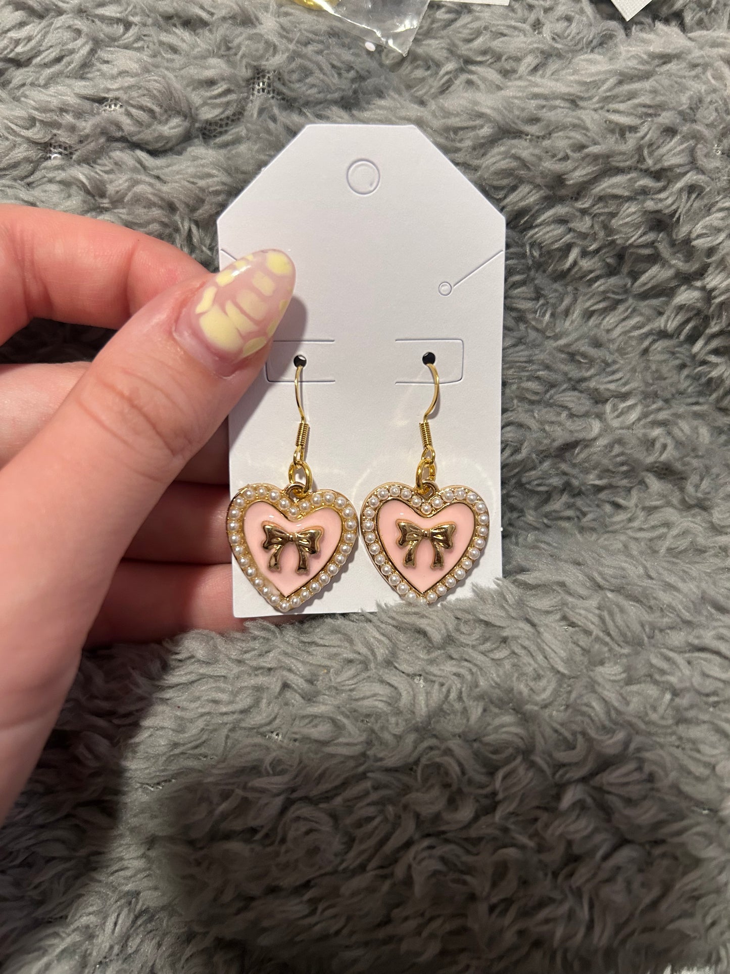 Gold bow earring