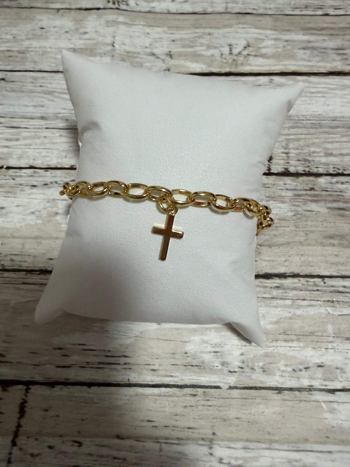 Non tarnish cross chain bracelet in gold